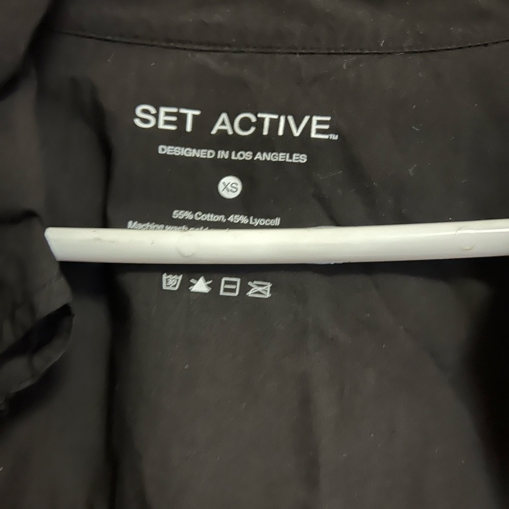 SET Active Daily Button Down - Picture 2 of 2